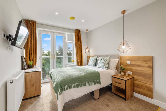 Luxury Double Rooms in Strood with Garden  Main Photo