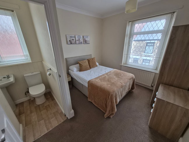 Large Modern Double Furnished Room  Main Photo