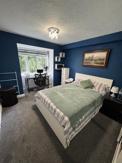 Newly refurbished double room with working space  Main Photo