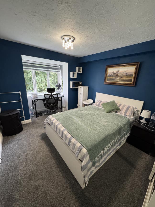 Newly refurbished double room with working space  Main Photo