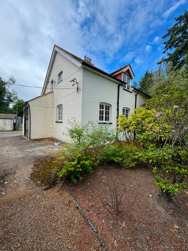 Lovely Detatched House in Ascot Main Photo
