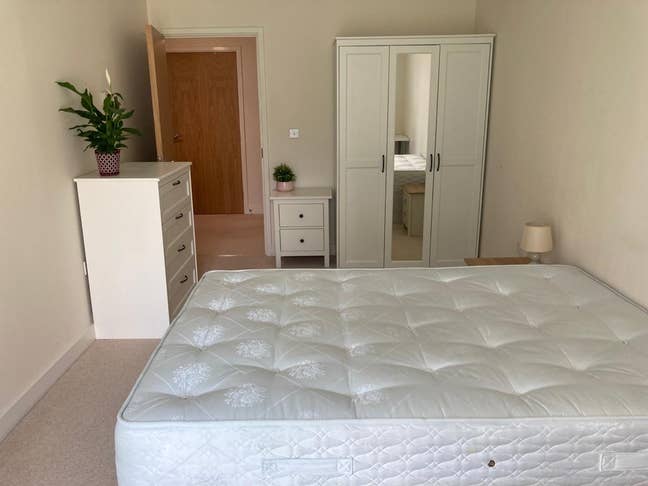 Master bedroom bills included 2 mins to station Main Photo
