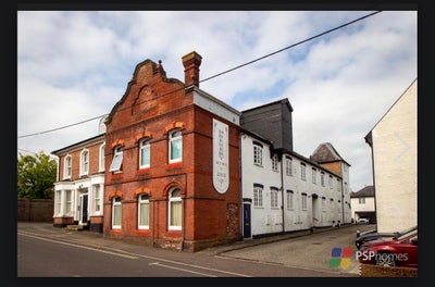 Large 1 bed flat in converted brewery Main Photo