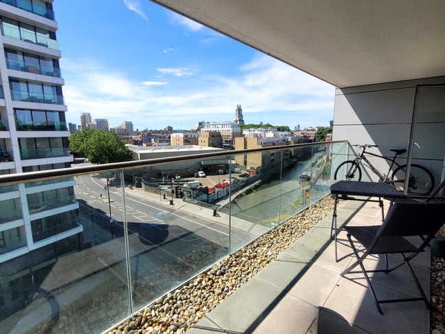 Bright Double Bedroom in 3-Bed with Sunny Balcony! Main Photo