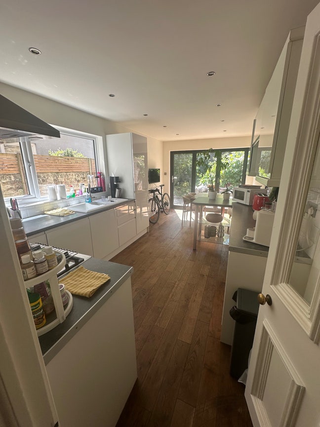 Spacious Furnished Double En-Suite Room Main Photo