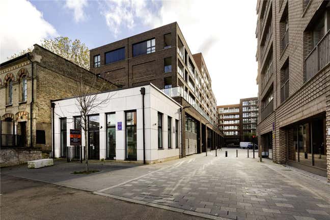 Stunning Room with Balcony-1 Stop to King's Cross Main Photo