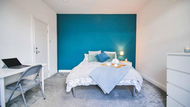 Fantastic Large Ensuite Double in Burley Share! Main Photo