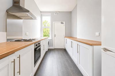 Well presented 5 bed house available August 2026 Main Photo