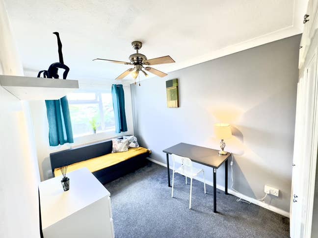 Bright single room in a perfect location Main Photo