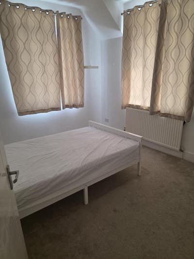 Peaceful room within a village area in London Main Photo