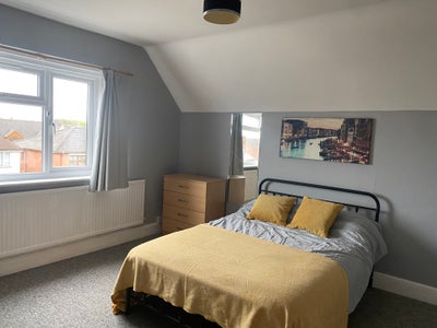 Bright, Spacious Furnished Double Room in St Johns Main Photo