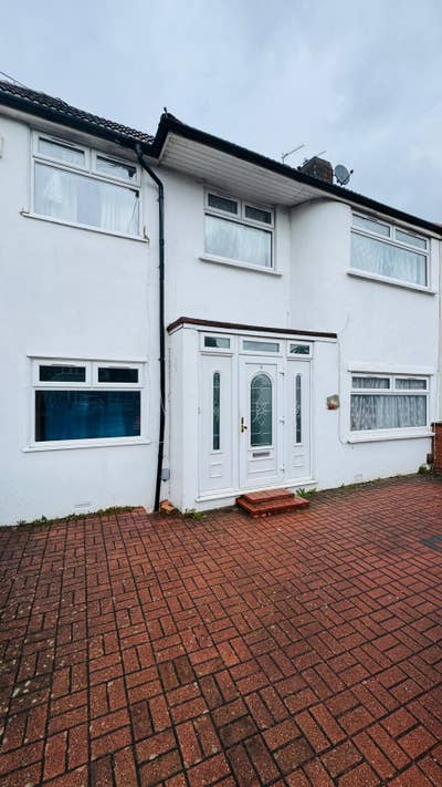 📍 Weston Drive, Stanmore, HA7  Main Photo
