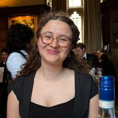 Professional Female seeks a single or double room Main Photo
