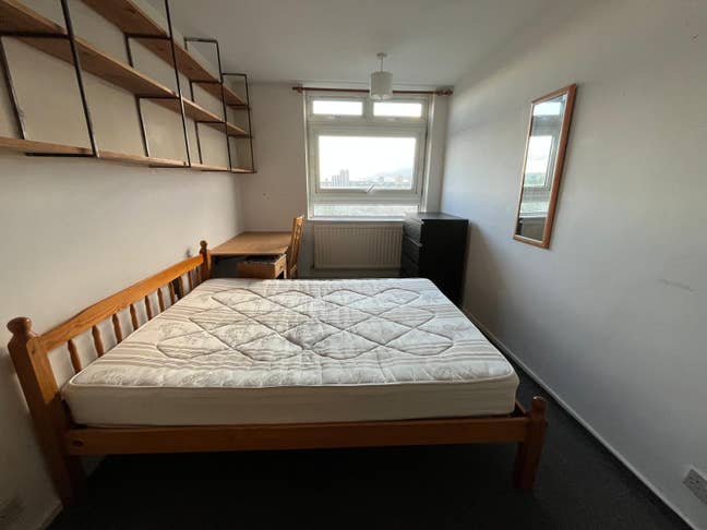 Bright Double Room in Oval – Prime Location! Main Photo