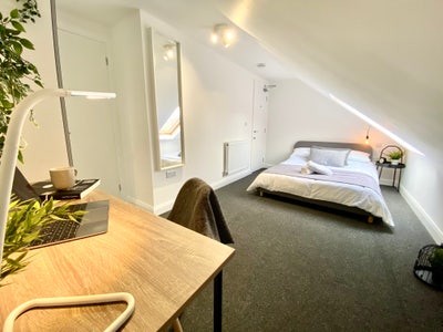 Modern Double En Suite Room in Halifax Main Photo