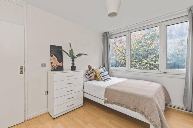 Big room for budged price in quite and green area! Main Photo