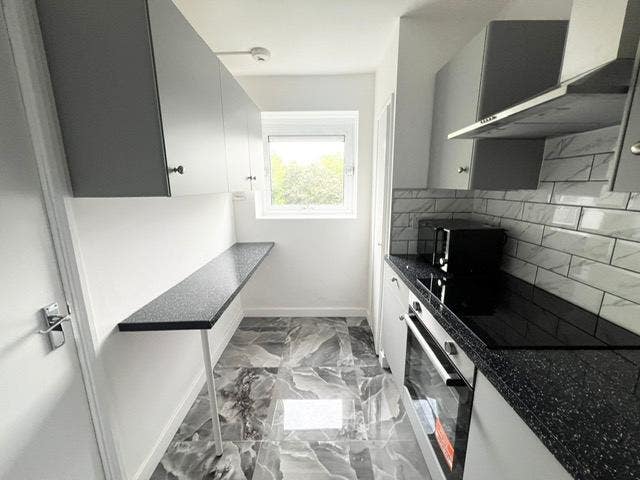 Refurbished 3 Bedroom Flat – No Living Room  Main Photo