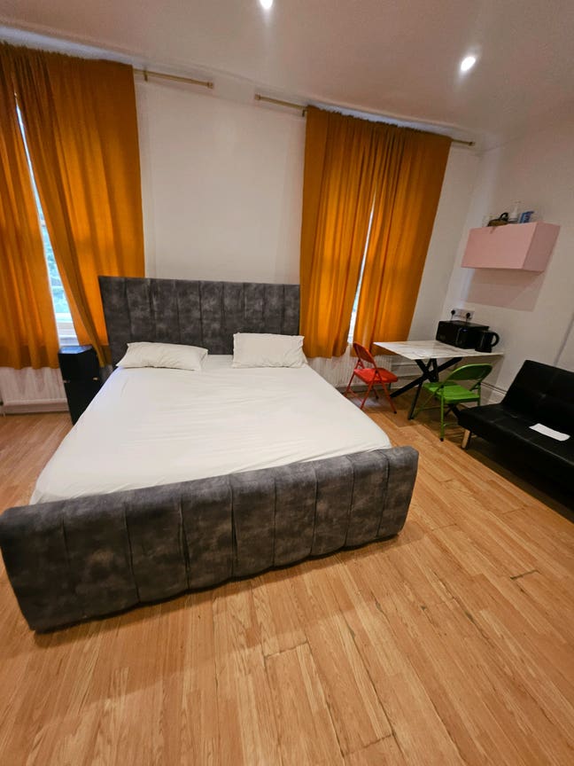 Very large furnished room to rent Main Photo