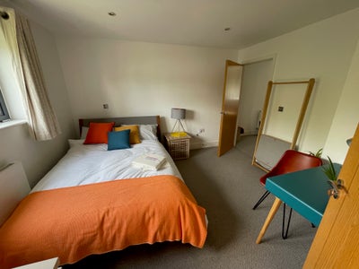 En-suite in beautiful family townhouse  Main Photo
