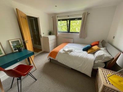 En-suite in beautiful family townhouse  Main Photo