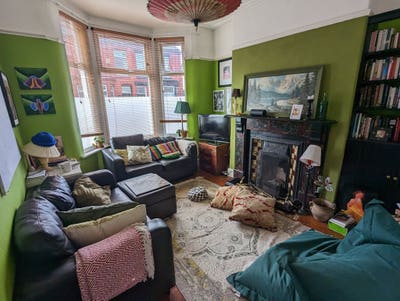Big bright double room available at L6 8NU. Main Photo