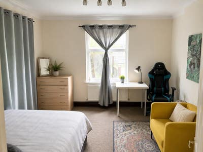 Spacious, Bright Double Room in a Friendly House Main Photo
