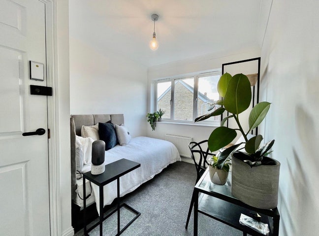 2 x rooms NR5  available now - Parking (22B-C) Main Photo