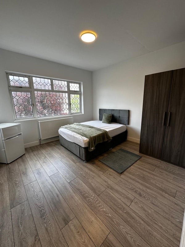 🏡 Studio Flat to Let in Neasden Main Photo