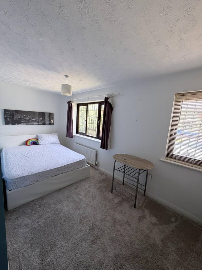 Double room available in a clean, friendly shared  Main Photo