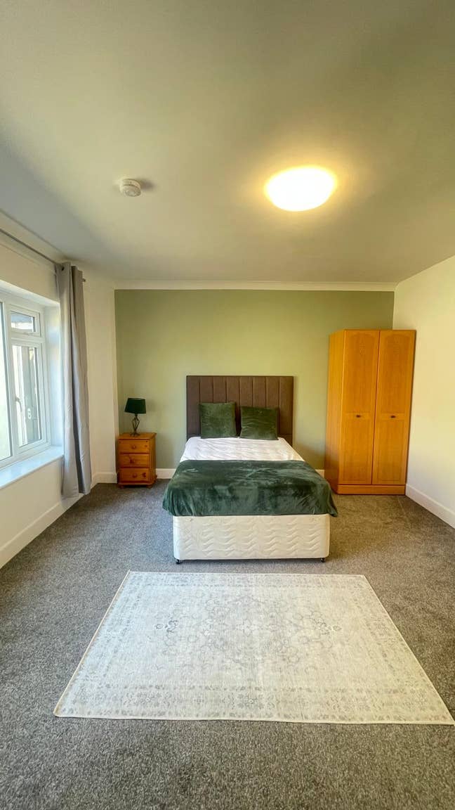 Luxury large Dbl Room by the beach, bus & train st Main Photo