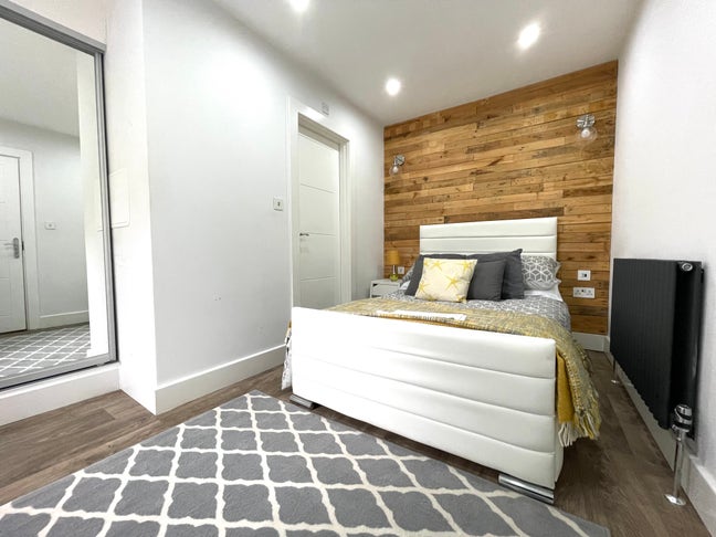 Contemporary Double En-Suite Room - Inclusive Main Photo