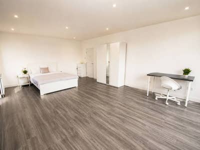 Large Double Room | Private Balcony | Gym Main Photo