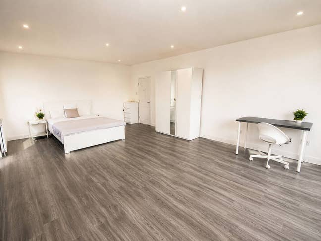 Large Double Room | Private Balcony | Gym Main Photo