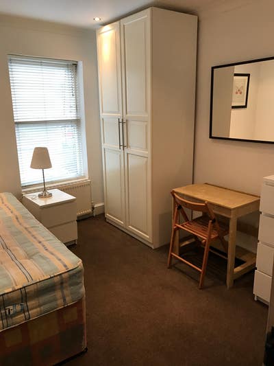 Large single room in modern house, 4 min walk tube Main Photo