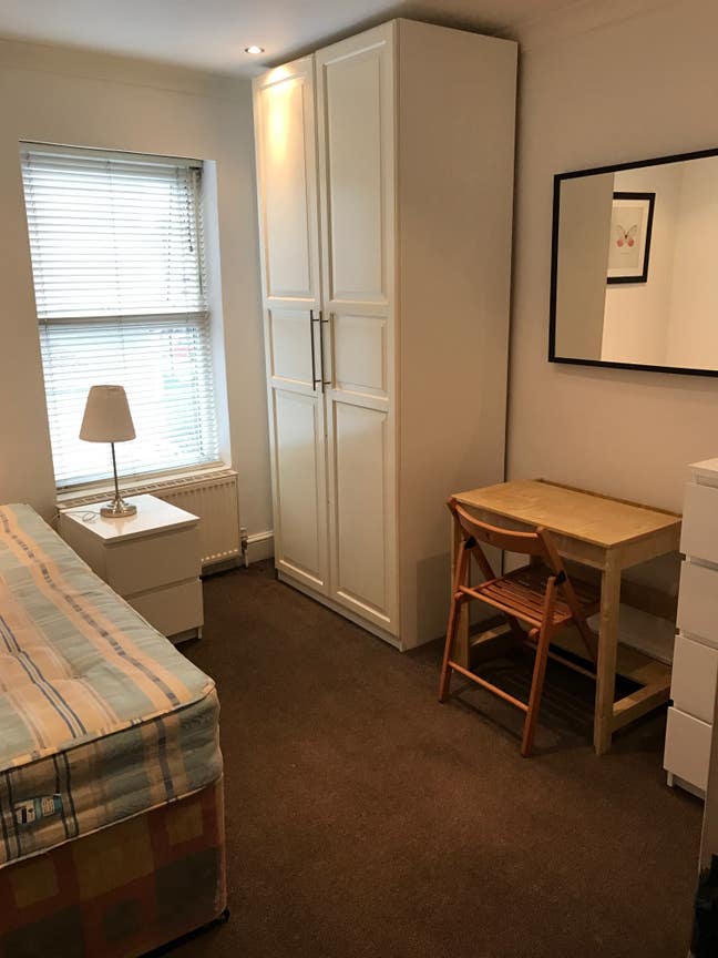 Large single room in modern house, 4 min walk tube Main Photo