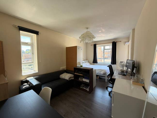 Huge room with private balcony at Shoreditch Park  Main Photo