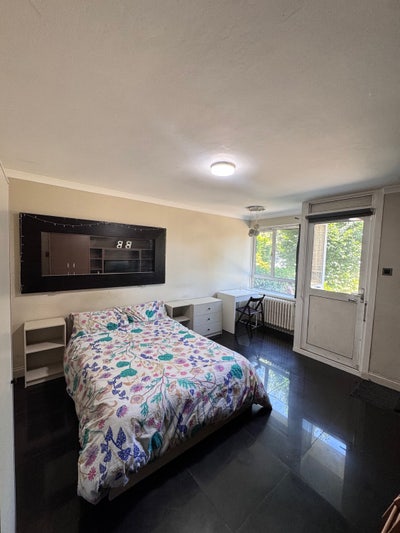 Large Double room with private Entrance - Victoria Main Photo