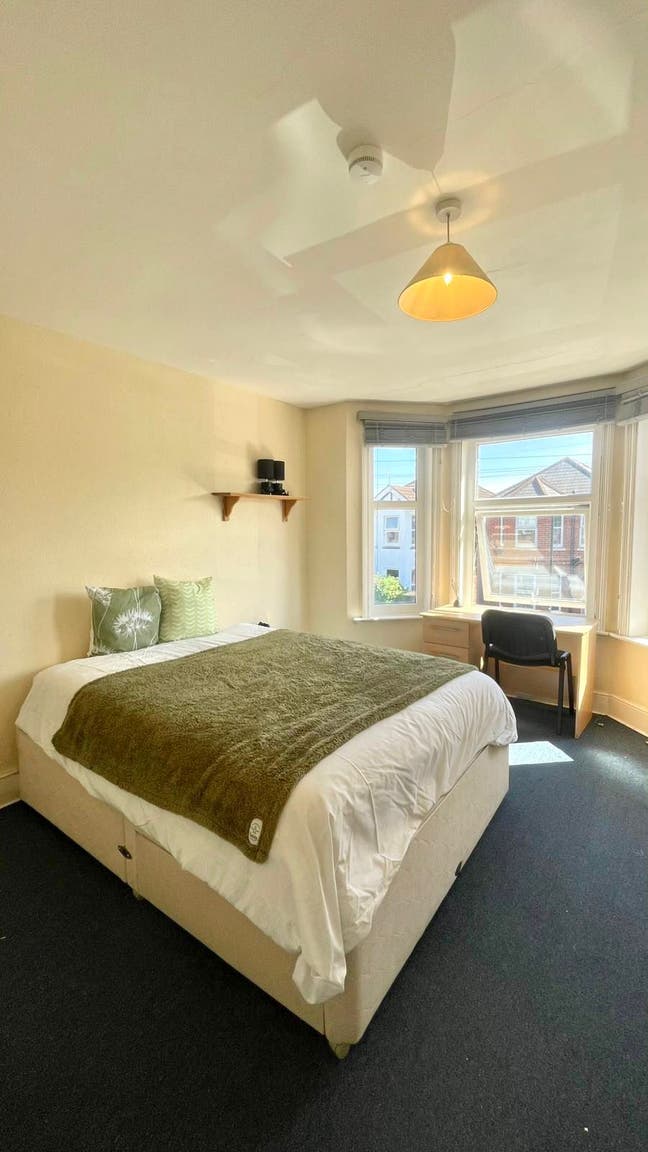 Spacious Dbl room, by bus stops and shops  Main Photo