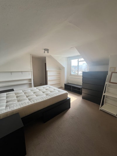 Top floor large double room  Main Photo