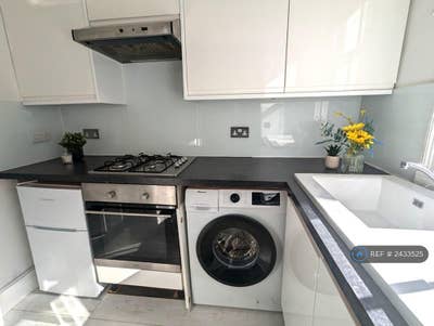 Stylish studio in West London, Fulham SW6 to let Main Photo