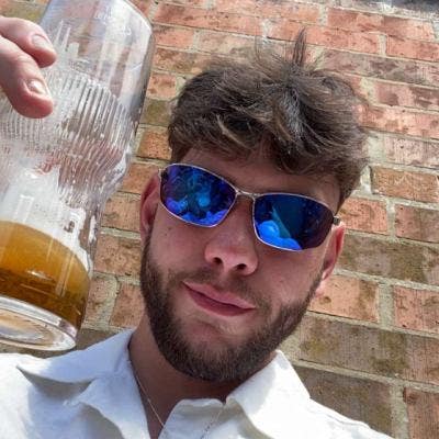 Looking for somewhere to stay while I work  Main Photo