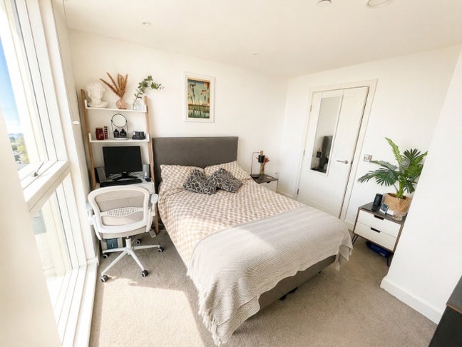 1 double bedroom/own bathroom in spacious 2 bed  Main Photo