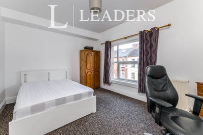 Large First Floor Fully Furnished Double Bedroom  Main Photo