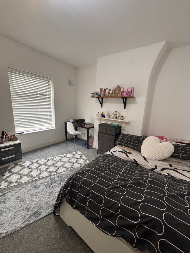     Spacious Double Room Available from 1st August Main Photo
