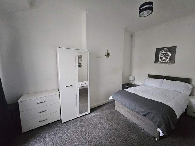 Spacious Double En-Suite Room All Bills Inc WA10 Main Photo