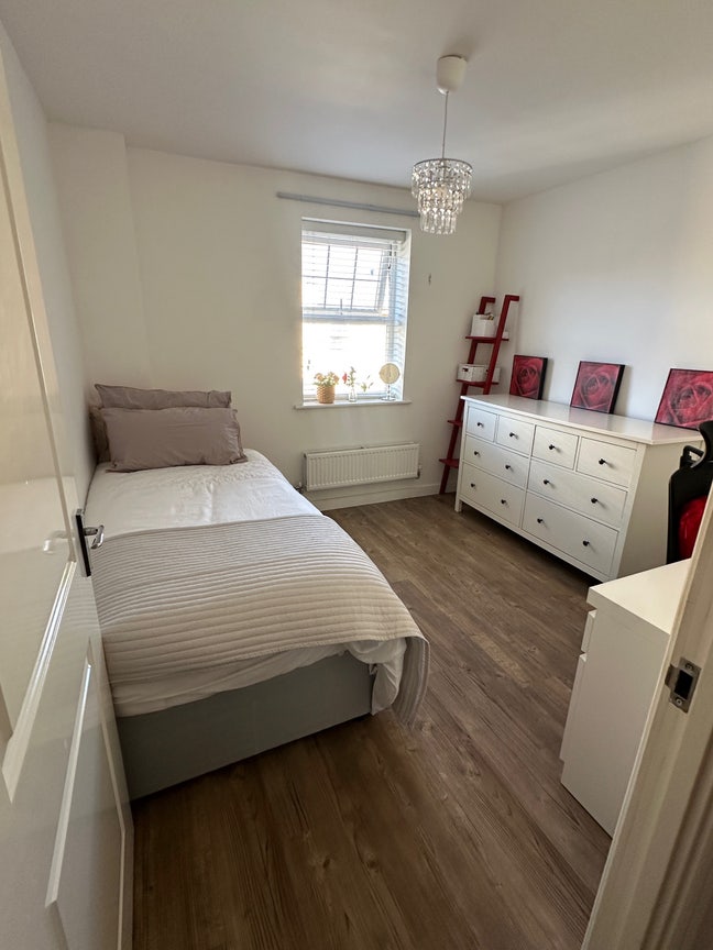 Large Single Room Main Photo