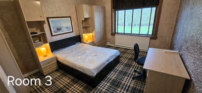 King-size bedroom Main Photo