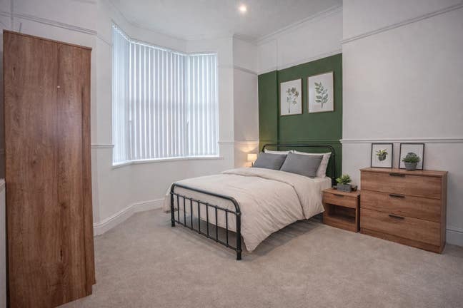 1 EN SUITES coming available high end house  Main Photo