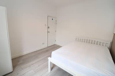 Spacious Room with Central London Connections  Main Photo