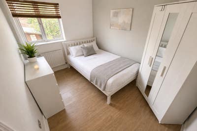 🌿!!Modern Room E16 All Bills Incl Moving Fast!!🌿 Main Photo